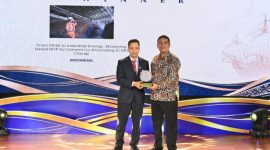 Direktur Operasi Solusi Bangun Indonesia, Edi Sarwono, menerima penghargaan ASEAN Energy Awards 2026 kategori Emerging Low Carbon Technologies, dalam malam penganugerahan di Manila, Filipina pada Rabu (7/10). 
