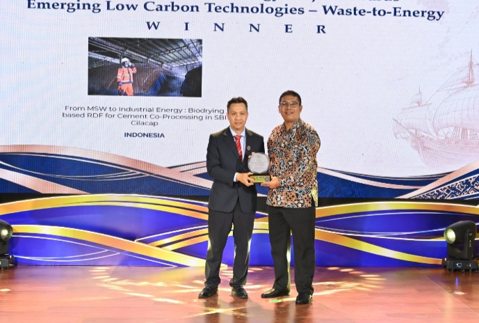 Direktur Operasi Solusi Bangun Indonesia, Edi Sarwono, menerima penghargaan ASEAN Energy Awards 2026 kategori Emerging Low Carbon Technologies, dalam malam penganugerahan di Manila, Filipina pada Rabu (7/10). 