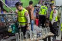 Petugas Polsek Karanganyar, Polres Demak, melakukan operasi miras di di Desa Wonorejo dan Desa Ngemplik Wetan, Jum'at (9/10/2026) malam.