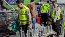 Petugas Polsek Karanganyar, Polres Demak, melakukan operasi miras di di Desa Wonorejo dan Desa Ngemplik Wetan, Jum'at (9/10/2026) malam.