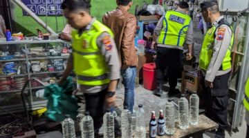 Petugas Polsek Karanganyar, Polres Demak, melakukan operasi miras di di Desa Wonorejo dan Desa Ngemplik Wetan, Jum'at (9/10/2026) malam.