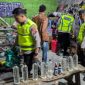 Petugas Polsek Karanganyar, Polres Demak, melakukan operasi miras di di Desa Wonorejo dan Desa Ngemplik Wetan, Jum'at (9/10/2026) malam.