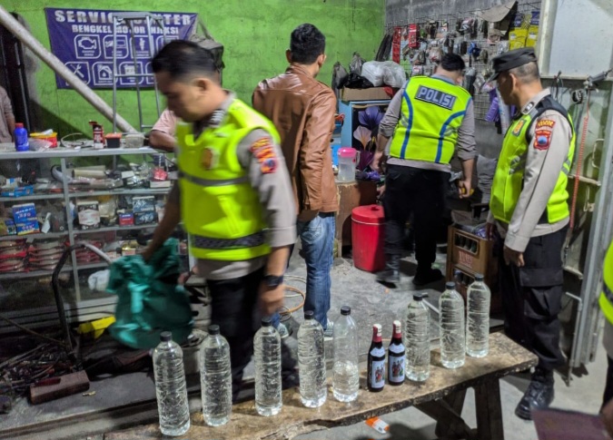 Petugas Polsek Karanganyar, Polres Demak, melakukan operasi miras di di Desa Wonorejo dan Desa Ngemplik Wetan, Jum'at (9/10/2026) malam.