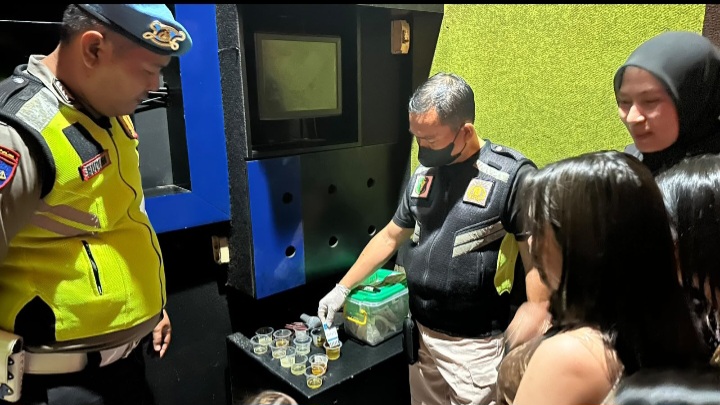 Jajaran Satuan Reserse Narkoba (Satresnarkoba) Polres Demak merazia tempat hiburan malam di wilayah hukum Kabupaten Demak, Jawa Tengah, Sabtu (10/10/2026) malam.