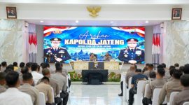 Kapolda Jawa Tengah, Irjen Pol Roy Hardi Siahaan, memberikan arahan kepada para Pejabat Utama (PJU) Polda Jateng dan Kapolres jajaran di Gedung Borobudur, Mapolda Jateng, Jumat (9/10/2026).