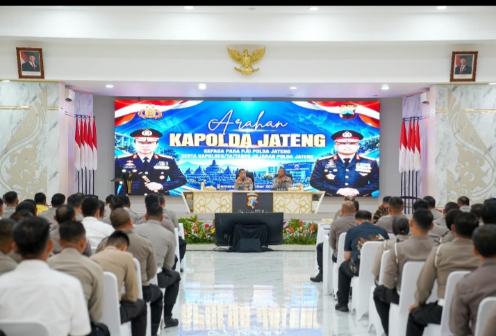 Kapolda Jawa Tengah, Irjen Pol Roy Hardi Siahaan, memberikan arahan kepada para Pejabat Utama (PJU) Polda Jateng dan Kapolres jajaran di Gedung Borobudur, Mapolda Jateng, Jumat (9/10/2026).