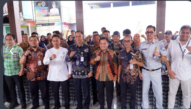 Peluncuran dan implementasi aplikasi Samsat Budiman Mobile bagi Badan Usaha Milik Desa (Bumdes) dan agen Samsat Budiman, di Balai Desa Kalijambe, Kecamatan Sragi, Kabupaten Pekalongan, Jumat (9/10/2026).