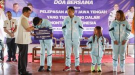 Gubernur Jawa Tengah, Ahmad Luthfi 
melepas atlet, pelatih, dan ofisial asal Jawa Tengah, ke Asian Para Games Nagoya Jepang, Sabtu (10/10/2026).