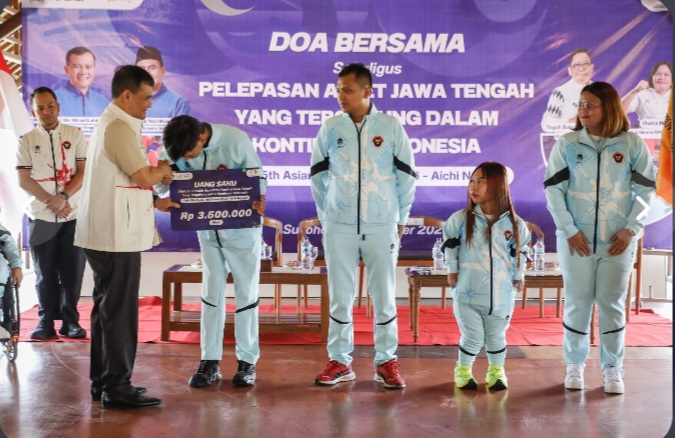 Gubernur Jawa Tengah, Ahmad Luthfi 
melepas atlet, pelatih, dan ofisial asal Jawa Tengah, ke Asian Para Games Nagoya Jepang, Sabtu (10/10/2026).
