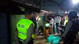 Satuan Samapta Polres Demak mengamankan 354 botol besar minuman keras jenis arak dari sebuah tempat kos di Dukuh Sidorawuh, Desa Sidogemah, Kecamatan Sayung, Kabupaten Demak, Minggu (11/10) dini hari. 