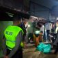 Satuan Samapta Polres Demak mengamankan 354 botol besar minuman keras jenis arak dari sebuah tempat kos di Dukuh Sidorawuh, Desa Sidogemah, Kecamatan Sayung, Kabupaten Demak, Minggu (11/10) dini hari. 