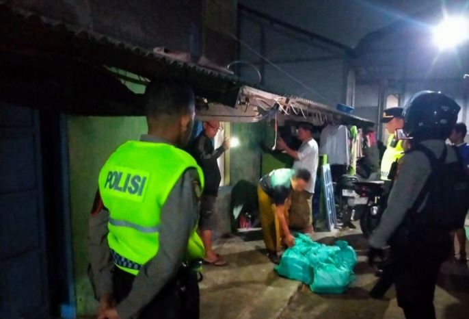 Satuan Samapta Polres Demak mengamankan 354 botol besar minuman keras jenis arak dari sebuah tempat kos di Dukuh Sidorawuh, Desa Sidogemah, Kecamatan Sayung, Kabupaten Demak, Minggu (11/10) dini hari. 