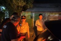 Anggota  Polres Demak sedang menyelidiki kematian seorang laki-laki yang ditemukan tergeletak di tepi Jalan Pantura Kudus–Demak, Desa Trengguli, Kecamatan Wonosalam, Kabupaten Demak.
