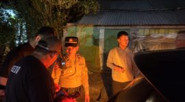 Anggota  Polres Demak sedang menyelidiki kematian seorang laki-laki yang ditemukan tergeletak di tepi Jalan Pantura Kudus–Demak, Desa Trengguli, Kecamatan Wonosalam, Kabupaten Demak.