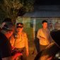 Anggota  Polres Demak sedang menyelidiki kematian seorang laki-laki yang ditemukan tergeletak di tepi Jalan Pantura Kudus–Demak, Desa Trengguli, Kecamatan Wonosalam, Kabupaten Demak.