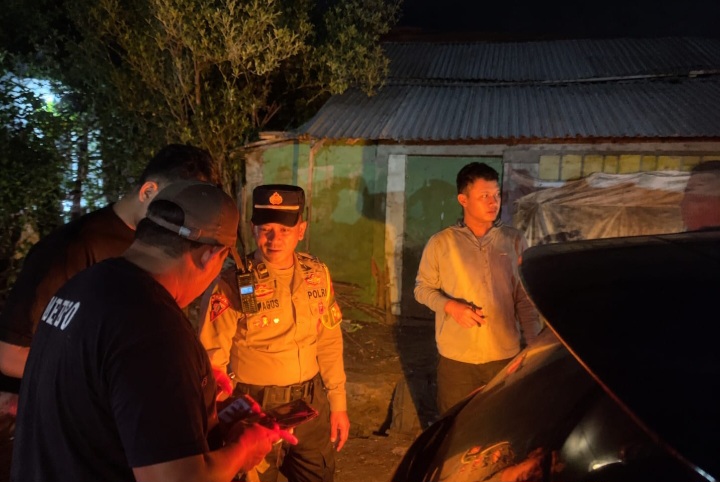 Anggota  Polres Demak sedang menyelidiki kematian seorang laki-laki yang ditemukan tergeletak di tepi Jalan Pantura Kudus–Demak, Desa Trengguli, Kecamatan Wonosalam, Kabupaten Demak.