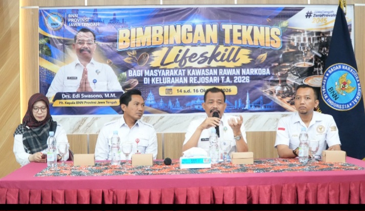 Plt. Kepala BNNP Jateng, Brigjen Pol. Edi Swasono memberikan sambutan di acara Bimtek Life Skill Pelatihan Barista bagi Masyarakat Kawasan Rawan Narkoba di Balai Kelurahan Rejosari, Kecamatan Semarang Timur, Kota Semarang.