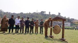Bupati Wonosobo, Afif Nurhidayat secara resmi membuka TNI Manunggal Membangun Desa (TMMD) Sengkuyung Tahap IV Tahun 2026 di Desa Sitiharjo, Kecamatan Garung, Kabupaten Wonosobo, Selasa (13/10/2026).