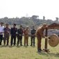 Bupati Wonosobo, Afif Nurhidayat secara resmi membuka TNI Manunggal Membangun Desa (TMMD) Sengkuyung Tahap IV Tahun 2026 di Desa Sitiharjo, Kecamatan Garung, Kabupaten Wonosobo, Selasa (13/10/2026).