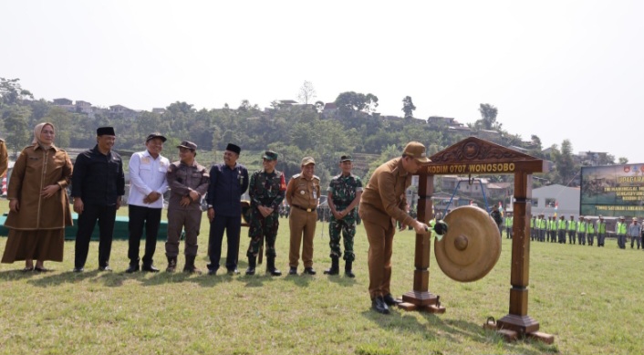 Bupati Wonosobo, Afif Nurhidayat secara resmi membuka TNI Manunggal Membangun Desa (TMMD) Sengkuyung Tahap IV Tahun 2026 di Desa Sitiharjo, Kecamatan Garung, Kabupaten Wonosobo, Selasa (13/10/2026).