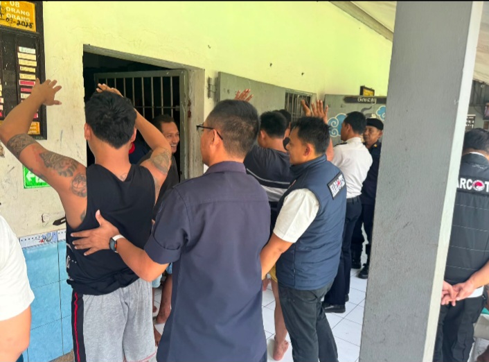 Satresnarkoba Polres Demak menggelar razia dan tes urine  di Rumah Tahanan Negara (Rutan) Kelas IIB Demak pada Rabu (14/10/2026) siang.