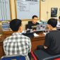 Dua orang terduga pelaku pengeroyokan remaja hingga tewas, dimintai keterangan di Mapolres Demak, Kamis (15/10/2026).