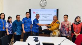 Penyerahan surat izin Penggabungan PT Bank Perekonomian Rakyat Mulyo Lumintu ke dalam PT Bank Perekonomian Rakyat Danarakyat Sentosa di Kantor OJK Provinsi Jawa Tengah, Selasa (13/10/2026).