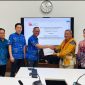 Penyerahan surat izin Penggabungan PT Bank Perekonomian Rakyat Mulyo Lumintu ke dalam PT Bank Perekonomian Rakyat Danarakyat Sentosa di Kantor OJK Provinsi Jawa Tengah, Selasa (13/10/2026).