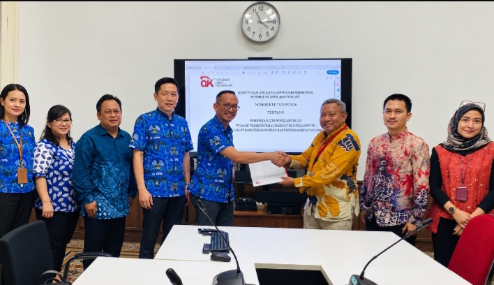Penyerahan surat izin Penggabungan PT Bank Perekonomian Rakyat Mulyo Lumintu ke dalam PT Bank Perekonomian Rakyat Danarakyat Sentosa di Kantor OJK Provinsi Jawa Tengah, Selasa (13/10/2026).
