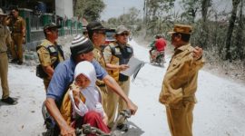 Bupati Rembang, Harno dan Kepala DPUTaru sedang meninjau jalan ban tuan Kementerian Pekerjaan Umum (PU) melalui program Instruksi Presiden Jalan Daerah (IJD) 2026.