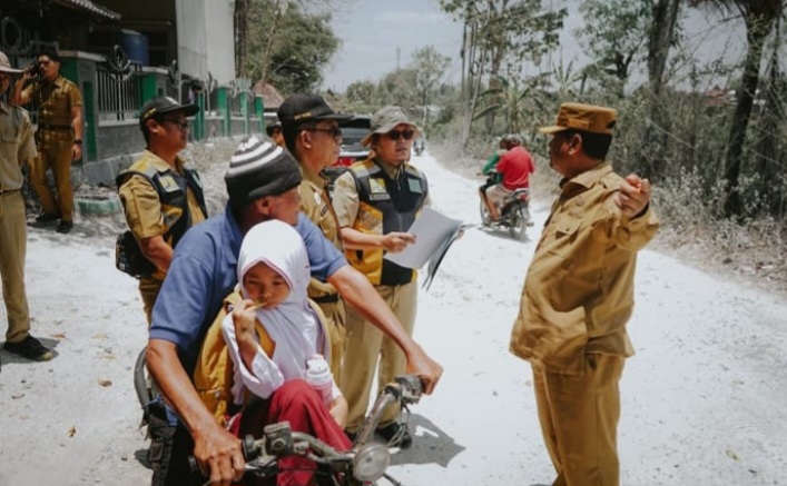 Bupati Rembang, Harno dan Kepala DPUTaru sedang meninjau jalan ban tuan Kementerian Pekerjaan Umum (PU) melalui program Instruksi Presiden Jalan Daerah (IJD) 2026.