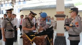 Kapolres Demak, AKBP Arrizal Samelino Gandasaputra, memimpin upacara serah terima jabatan (sertijab) Kepala Satuan Lalu Lintas (Kasat Lantas) dan Kapolsek Mranggen di Pendopo Parama Satwika, Jumat (16/10/2026).