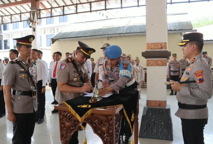 Kapolres Demak, AKBP Arrizal Samelino Gandasaputra, memimpin upacara serah terima jabatan (sertijab) Kepala Satuan Lalu Lintas (Kasat Lantas) dan Kapolsek Mranggen di Pendopo Parama Satwika, Jumat (16/10/2026).