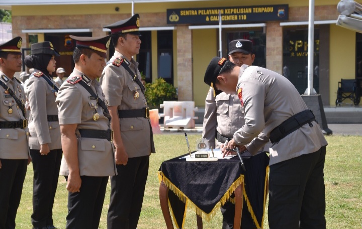 Kapolres Wonosobo, AKBP Ricky Pripurna Atmaja, memimpin upacara serah terima jabatan (sertijab) Kasatreskrim, Kasatintelkam, dan Kapolsek Kertek, serta pelantikan Kasiwas Polres Wonosobo, Sabtu  (17/10/2026). 