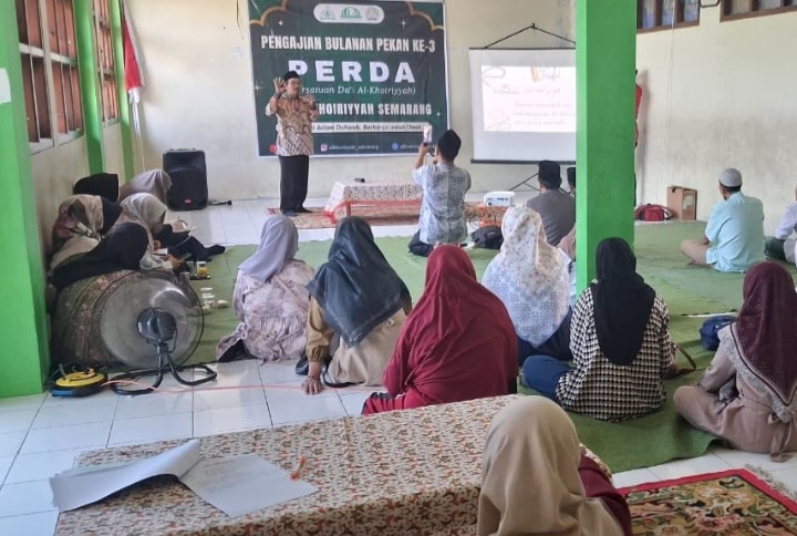 Ust. Zubaedi, S.Pd.Gr.Al-Hafiz memberikan kajian yang dihadiri orang tua dan wali siswa yang diselenggarakan Yayasan Pendidikan Islam (YPI) Al Khoiriyyah Semarang melalui Persatuan Da’i Al Khoiriyyah (PERDA).
