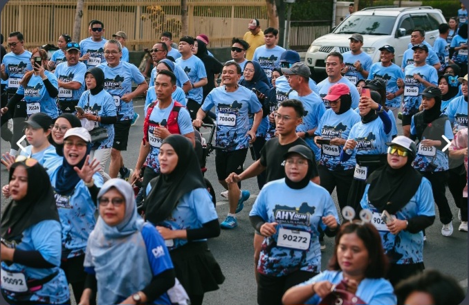 Ribuan pelari dari berbagai kalangan meramaikan gelaran AHY Run Semarang 2026, di Kota Semarang, Minggu (18/10/2026).