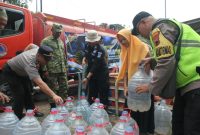 Polres Demak bersinergi dengan Badan Penanggulangan Bencana Daerah (BPBD) dan PLN Kabupaten Demak salurkan bantuan lima tangki air bersih di Desa Rejosari, Kecamatan Karangawen, Kabupaten Demak, Senin (19/10/2026).