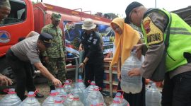 Polres Demak bersinergi dengan Badan Penanggulangan Bencana Daerah (BPBD) dan PLN Kabupaten Demak salurkan bantuan lima tangki air bersih di Desa Rejosari, Kecamatan Karangawen, Kabupaten Demak, Senin (19/10/2026).