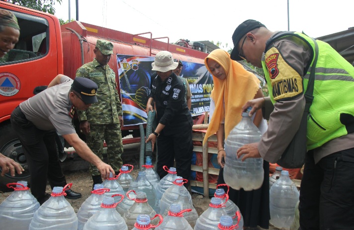 Polres Demak bersinergi dengan Badan Penanggulangan Bencana Daerah (BPBD) dan PLN Kabupaten Demak salurkan bantuan lima tangki air bersih di Desa Rejosari, Kecamatan Karangawen, Kabupaten Demak, Senin (19/10/2026).