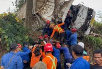 Unit Siaga SAR Borobudur beserta Tim SAR Gabungan sedang mengevakuasi seorang sopir truk yang terjepit kabin akibat kecelakaan di Jalan Magelang–Kopeng, Kecamatan Pakis, Kabupaten Magelang, Selasa (20/10/26) pagi.