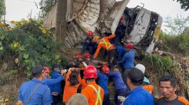 Unit Siaga SAR Borobudur beserta Tim SAR Gabungan sedang mengevakuasi seorang sopir truk yang terjepit kabin akibat kecelakaan di Jalan Magelang–Kopeng, Kecamatan Pakis, Kabupaten Magelang, Selasa (20/10/26) pagi.