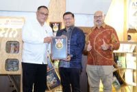 Menteri Lingkungan Hidup Republik Indonesia, Mohammad Jumhur Hidayat memberikan penghargaan Asian Impact Awards 2026 kepada General Manager Solusi Bangun Indonesia Pabrik Cilacap, Enjang Kusmana.