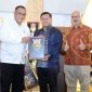 Menteri Lingkungan Hidup Republik Indonesia, Mohammad Jumhur Hidayat memberikan penghargaan Asian Impact Awards 2026 kepada General Manager Solusi Bangun Indonesia Pabrik Cilacap, Enjang Kusmana.