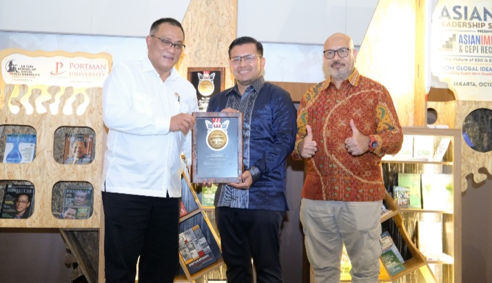 Menteri Lingkungan Hidup Republik Indonesia, Mohammad Jumhur Hidayat memberikan penghargaan Asian Impact Awards 2026 kepada General Manager Solusi Bangun Indonesia Pabrik Cilacap, Enjang Kusmana.