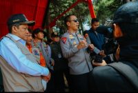 Kapolda Jawa Tengah, Inspektur Jenderal Polisi Roy Hardi Siahaan, memberikan arahan kepada tim gabungan pengendalikan kebakaran hutan dan lahan (karhutla) di kawasan lereng Gunung Sumbing yang terbakar sejak Senin (19/10/ 2026).