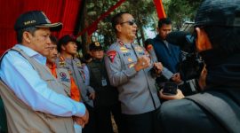 Kapolda Jawa Tengah, Inspektur Jenderal Polisi Roy Hardi Siahaan, memberikan arahan kepada tim gabungan pengendalikan kebakaran hutan dan lahan (karhutla) di kawasan lereng Gunung Sumbing yang terbakar sejak Senin (19/10/ 2026).