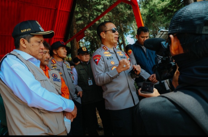 Kapolda Jawa Tengah, Inspektur Jenderal Polisi Roy Hardi Siahaan, memberikan arahan kepada tim gabungan pengendalikan kebakaran hutan dan lahan (karhutla) di kawasan lereng Gunung Sumbing yang terbakar sejak Senin (19/10/ 2026).