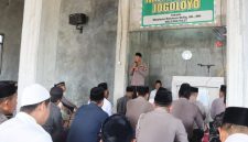 Wakapolres Demak, Kompol Yuniarto memimpin kegiatan Jumat Keliling (Jumling) di Masjid Haji Sukipan, Desa Jogoloyo, Kecamatan Wonosalam, Kabupaten Demak, Jumat (23/10/2026).
