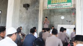 Wakapolres Demak, Kompol Yuniarto memimpin kegiatan Jumat Keliling (Jumling) di Masjid Haji Sukipan, Desa Jogoloyo, Kecamatan Wonosalam, Kabupaten Demak, Jumat (23/10/2026).