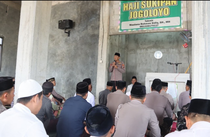 Wakapolres Demak, Kompol Yuniarto memimpin kegiatan Jumat Keliling (Jumling) di Masjid Haji Sukipan, Desa Jogoloyo, Kecamatan Wonosalam, Kabupaten Demak, Jumat (23/10/2026).